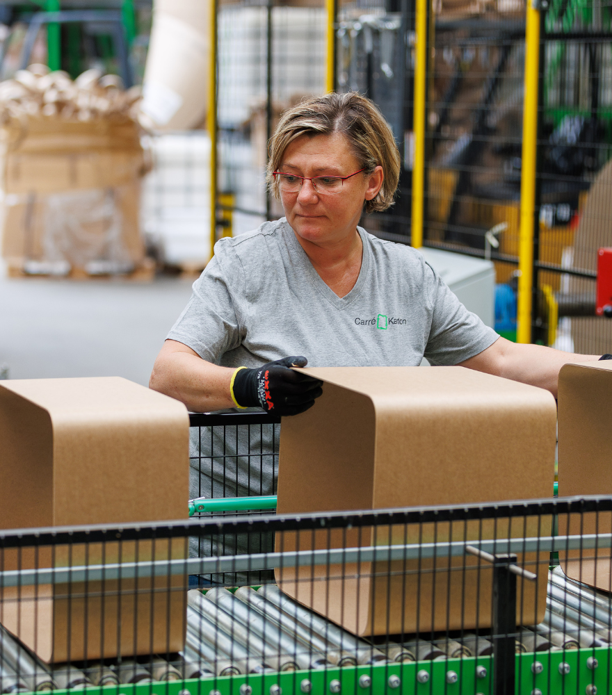 medewerker met circulaire verpakkingen