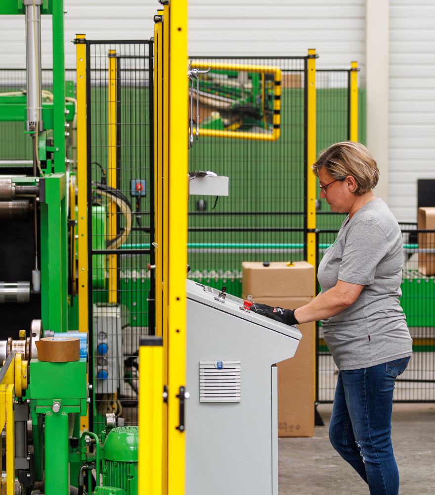 medewerkster bij machine voor industriële verpakkingen