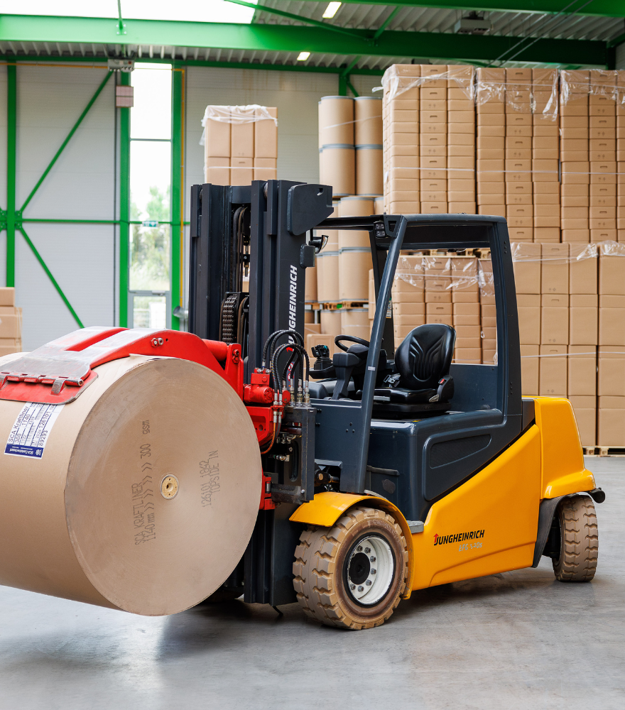 een heftruck met transportverpakking van Carré Karton