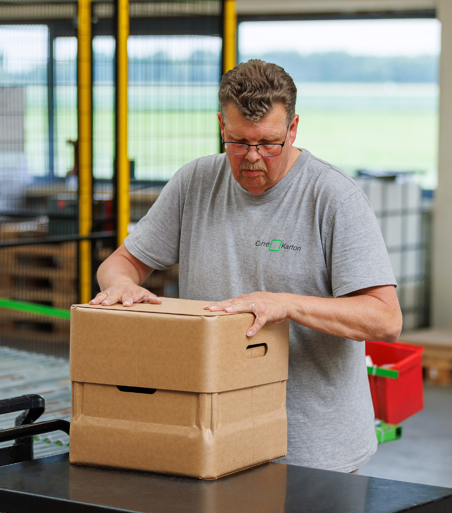 medewerker werkt aan plasticvrije verpakking